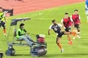 【動画】ウォームアップ中の選手がピッチローラーに轢かれる事故。