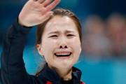 「メガネ先輩」率いるカーリング女子韓国代表、日本にまた敗れる　日本は五輪出場決定   [12/18]