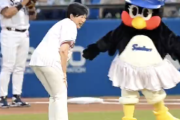 【悲報】小池百合子、始球式で骨折。全治2カ月