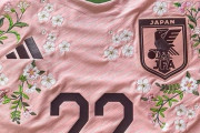 外国人「桜に特化したサッカー日本代表ユニフォームが好きすぎる」