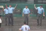 【甲子園】大雨の中、日程消化のため試合強行→バットがすっぽ抜けて相手ベンチ直撃、ゴロが泥で止まるなどトラブル続出して雨天コールドで強制終了（動画あり）