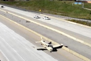 【動画】訓練飛行中の軽飛行機がハイウェイに緊急着陸。その様子が交通カメラに映る。