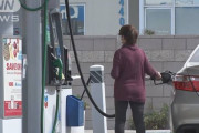 アメリカでガソリン価格が過去最高の1リットル132円に、税の減免を検討へ