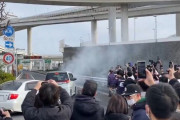 大黒PA出口で車から煙が！！ しかし周辺の人は誰も手伝わず、スマホを構えて動画撮影