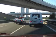 【動画】これは正しい性能の使い方。首都高で総理車列に遭遇したポルシェ乗りの車載。