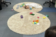 【悲報】おもちゃメーカー、赤ちゃんを「オフィスの床」に寝かせる。これってどうなんだ…？