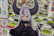 【悲報】学マスP「この店にラプラスの等身大パネル飾られてるのでみんなで恨みを晴らしましょう！」→業務妨害で逮捕秒読みへ