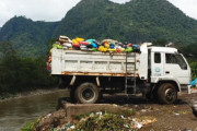 ペルーの一部地域では集められたゴミがそのままアマゾン川の支流に捨てられる。