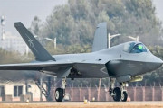 中国軍、新型ステルス戦闘機「J(殲)-35A」を公開…空母に搭載される可能性も！