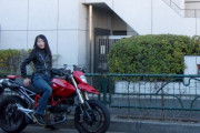 【朗報】バイク女子があっという間に月収１００万以上を達成する方法が見つかる