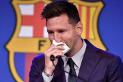 メッシ、退団会見で登壇直後に涙「僕はバルセロナでの人生を楽しんでいきたかった」