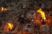 【悲報】インドの火葬場、コロナ大流行で地獄みたいになる