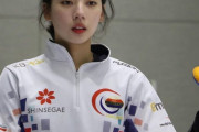 韓国人「将来有望な韓国美人カーリング選手がこちら！」「日韓美人カーリング対決！！」