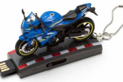 スズキ純正グッズ USBスティック (8GB) GSX-R1000R、価格は8800円