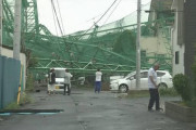 【台風15号】ゴルフ練習場のポールが倒壊　民家直撃し住民が閉じ込められる　千葉