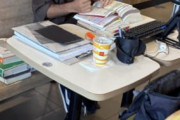 マックで『ドリンクS』だけですげぇ量の教材持ち込んで勉強にはげむイケメンが晒される