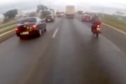 【動画】バイク乗り、飛んできたタイヤが直撃して亡くなる。