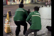 【動画】万引きトー横キッズ、抵抗むなしく外国人店員に制圧される