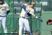 阪神Ｄ１位・佐藤輝、甲子園初見参でバックスクリーン３発！　チームメイトも目を丸くする