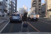 【動画】さいたま市の刃物男を記録したドライブレコーダー怖すぎ・・・。