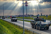 ポーランド陸軍、大規模な軍事演習のために東部の訓練場に装甲車両を集結！