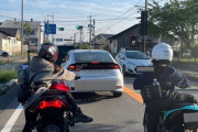 【悲報】女の子ライダーさん、信号待ちで凄いことになってしまう