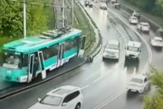 ロシアで路面電車が暴走、乗客が投げ出され死亡…もろくに整備出来ないほど困窮か？！