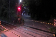【不気味】１人で帰ってると、夜中なのに踏み切りが鳴り出した。電車が来たんだが、それが…