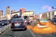 【動画】吹き飛ぶドアガラス。中国でタクシーが爆発する事故。