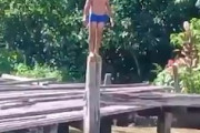 【動画】桟橋から川に飛び込んだ男性がスピードボートにはねられる事故。