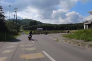 バイク女子さん、事故ってぶっ飛んでしまう…