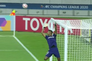 【動画】横浜FMのGKオビンナ、クロスバーを軽やかに掴んでゴールされる