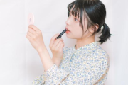 ただの手ぬきメイクをナチュラルメイクだと思い込んでいる人。どこで間違って薄メイク＝若く見えると思ったんだろうか？