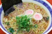 ラーメン屋でネギラーメンを食べていた彼がいつまで経っても食べているのでよく見てみると…