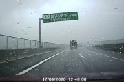 【動画】雨の高速道路で事故に巻き込まれそうになった動画が話題に