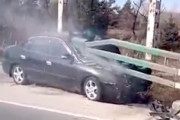 【動画】中の人どうなってる？ガードレールに突き刺さった車がヤバい。
