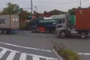 【動画】 信号無視のトラックとバイクが激しく接触する瞬間を捉えた衝撃ドラレコ動画が話題に 「バイクぶっ飛んで木っ端みじん」