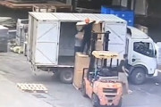 事故は慣れた頃に。荷物の上で荷物を移動させていた男に起きた危ない事故。