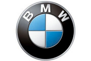 BMWが座り込んで道路を封鎖する環境活動家に取った行動