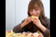 【動画】めちゃくちゃ嫌そうにファミチキを大量に食べる美女