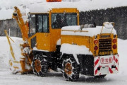 雪道で動けなくなるノーマルタイヤ車が続出　国交省も激怒