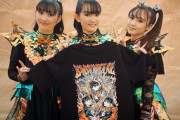BABYMETALのメタラジ！FES 一部グッズがオンライン販売、「FOX MAN」速乾TEE 通信販売