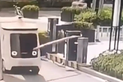 【動画】中国の無人配送車、もうめちゃくちゃ…