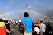 【悲報】トルコ政府「我が国はLGBTを認めない！LGBTパレードに放水して排除だ！！！」→LGBTのシンボル『虹』ができる