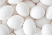 「生たまご50個、どっちが先に食べられるか」友人二人で挑戦中、先に41個食べた男性（42）が突然死亡