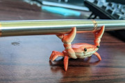 外国人「東京でこんなカニのペンホルダーを買ってしまった！」