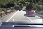 山梨でバイク乗りをぶち殺しかけたシャア専用オーリスの別角度の動画が投稿される。