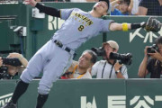 阪神・佐藤輝明が好守連発　マウンドの村上も感謝　三邪飛を続けてキャッチ