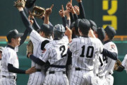 高校球児が天を指差してマウンドに集合するあれ