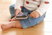 【育児】ずっと子供にYouTubeやTikTokを見させているとマズい！？　小児科医「乳児の頃から長時間映像メディアに触れさせると言語発達に遅れが出るかも」